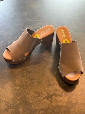 Bio Gold Brown Women's Open-Toe Clog Heels Size 9